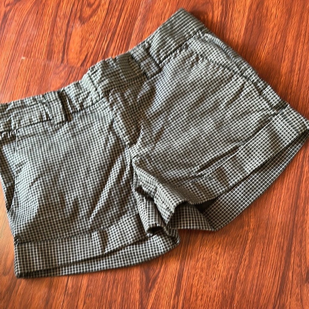 Calvin Klein Stylish Checkered Women's Shorts w front and back pockets size 8